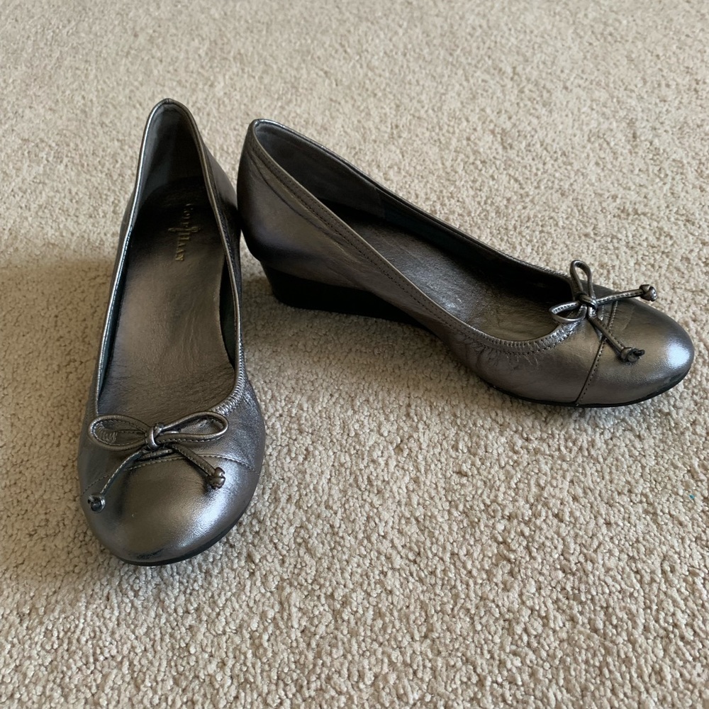 Gorgeous Cole Haan wedges in excellent condition!